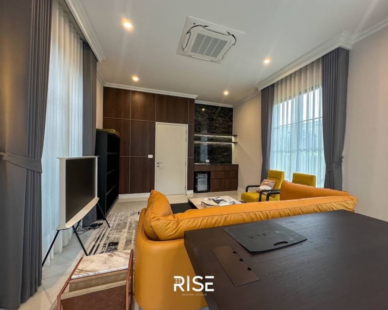Experience luxury living in this 2-story house at Narasiri Krungthepkreetha. 4 bedrooms, 5 bathrooms, 554 sqm, near MRT Sri Kreetha. Rent: 550,000 THB/month.