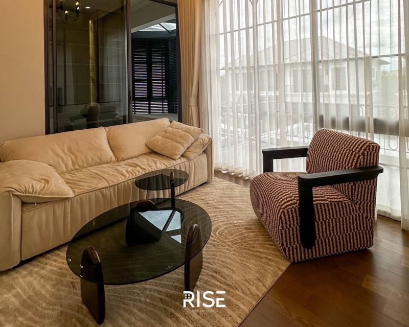 Experience luxury living in this 2-story house at Narasiri Krungthepkreetha. 4 bedrooms, 5 bathrooms, 554 sqm, near MRT Sri Kreetha. Rent: 550,000 THB/month.