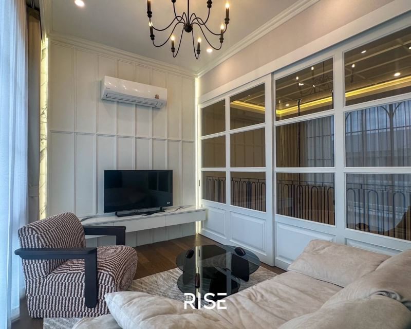 Experience luxury living in this 2-story house at Narasiri Krungthepkreetha. 4 bedrooms, 5 bathrooms, 554 sqm, near MRT Sri Kreetha. Rent: 550,000 THB/month.