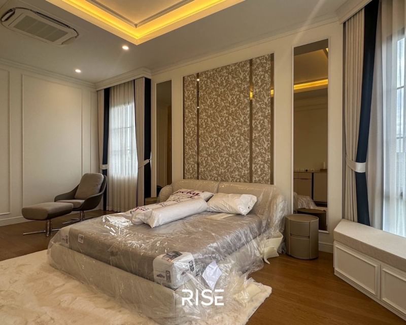 Experience luxury living in this 2-story house at Narasiri Krungthepkreetha. 4 bedrooms, 5 bathrooms, 554 sqm, near MRT Sri Kreetha. Rent: 550,000 THB/month.