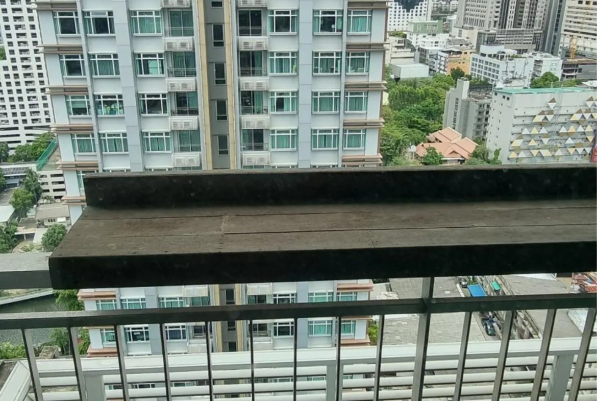 Spacious 1-Bedroom, 1-Bathroom condo at Circle Petchaburi. 47 sqm. For sale at 4,700,000 THB. Convenient location with premium amenities. Schedule a viewing today!