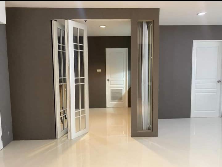Spacious 3-bed, 2-bath 121 sqm condo at Waterford Diamond Tower for rent. Prime Sukhumvit 30/1 location near BTS Phrom Phong. Rent: 55,000 THB/month.