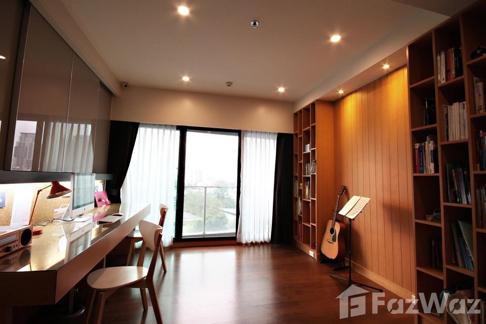 Luxury 2-bed, 4-bath, 150 sqm condo at Noble Remix 2 for sale at ฿32M. Prime Thonglor location, BTS access, maid's room, and stunning city views.