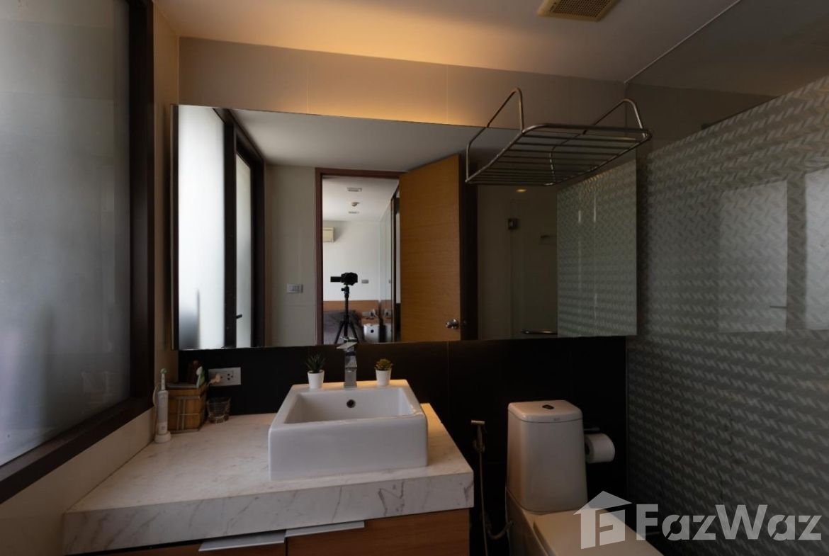 1-bedroom, 1-bathroom 38sqm condo at XVI The Sixteenth in Khlong Toei. For sale at 4.6M THB. Prime location near MRT. Contact us for details!