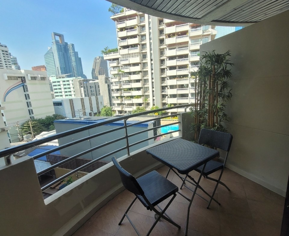 Spacious 3BR condo at Cosmo Villa Sukhumvit 12, 250 sqm, pet-friendly, city views, near BTS Asoke & MRT Sukhumvit. Rent: 70,000 THB/month. Contact us today!