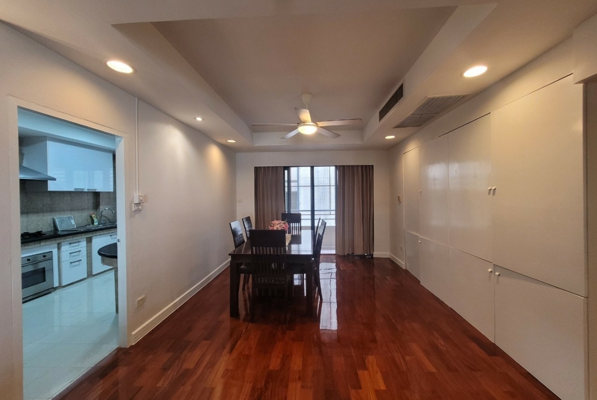 Spacious 3BR condo at Cosmo Villa Sukhumvit 12, 250 sqm, pet-friendly, city views, near BTS Asoke & MRT Sukhumvit. Rent: 70,000 THB/month. Contact us today!