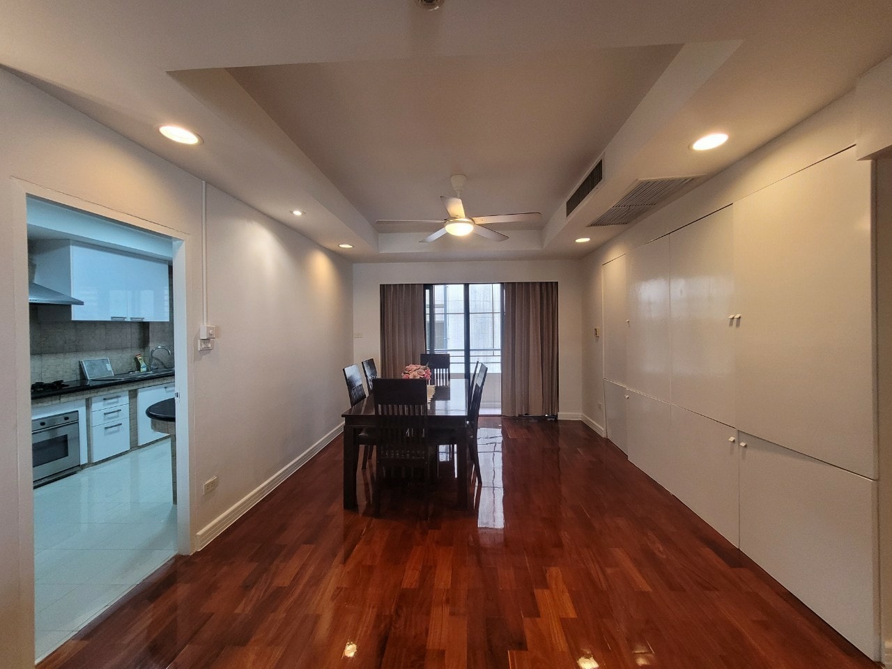 Spacious 3BR condo at Cosmo Villa Sukhumvit 12, 250 sqm, pet-friendly, city views, near BTS Asoke & MRT Sukhumvit. Rent: 70,000 THB/month. Contact us today!