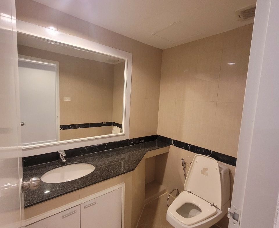 Spacious 3BR condo at Cosmo Villa Sukhumvit 12, 250 sqm, pet-friendly, city views, near BTS Asoke & MRT Sukhumvit. Rent: 70,000 THB/month. Contact us today!