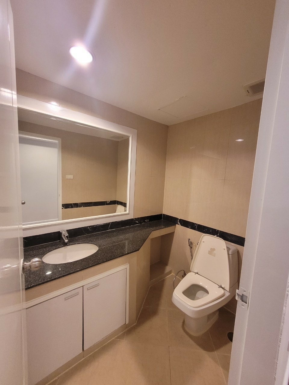 Spacious 3BR condo at Cosmo Villa Sukhumvit 12, 250 sqm, pet-friendly, city views, near BTS Asoke & MRT Sukhumvit. Rent: 70,000 THB/month. Contact us today!