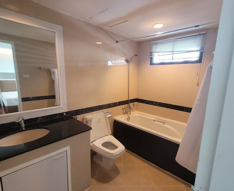 Spacious 3BR condo at Cosmo Villa Sukhumvit 12, 250 sqm, pet-friendly, city views, near BTS Asoke & MRT Sukhumvit. Rent: 70,000 THB/month. Contact us today!