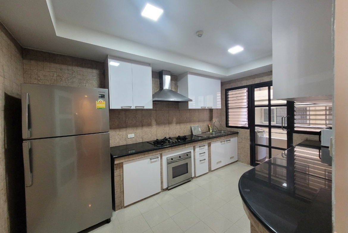 Spacious 3BR condo at Cosmo Villa Sukhumvit 12, 250 sqm, pet-friendly, city views, near BTS Asoke & MRT Sukhumvit. Rent: 70,000 THB/month. Contact us today!