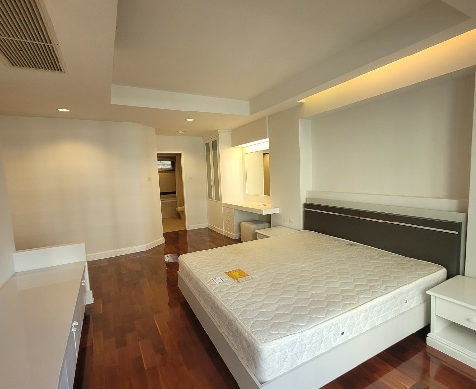 Spacious 3BR condo at Cosmo Villa Sukhumvit 12, 250 sqm, pet-friendly, city views, near BTS Asoke & MRT Sukhumvit. Rent: 70,000 THB/month. Contact us today!