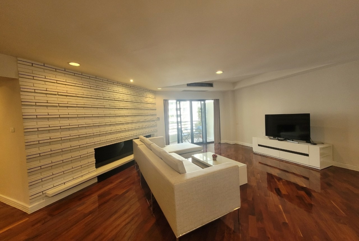 Spacious 3BR condo at Cosmo Villa Sukhumvit 12, 250 sqm, pet-friendly, city views, near BTS Asoke & MRT Sukhumvit. Rent: 70,000 THB/month. Contact us today!