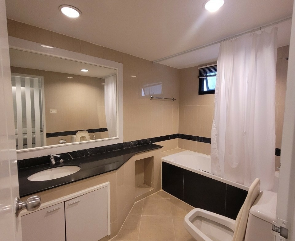 Spacious 3BR condo at Cosmo Villa Sukhumvit 12, 250 sqm, pet-friendly, city views, near BTS Asoke & MRT Sukhumvit. Rent: 70,000 THB/month. Contact us today!