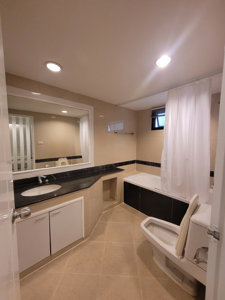 Spacious 3BR condo at Cosmo Villa Sukhumvit 12, 250 sqm, pet-friendly, city views, near BTS Asoke & MRT Sukhumvit. Rent: 70,000 THB/month. Contact us today!