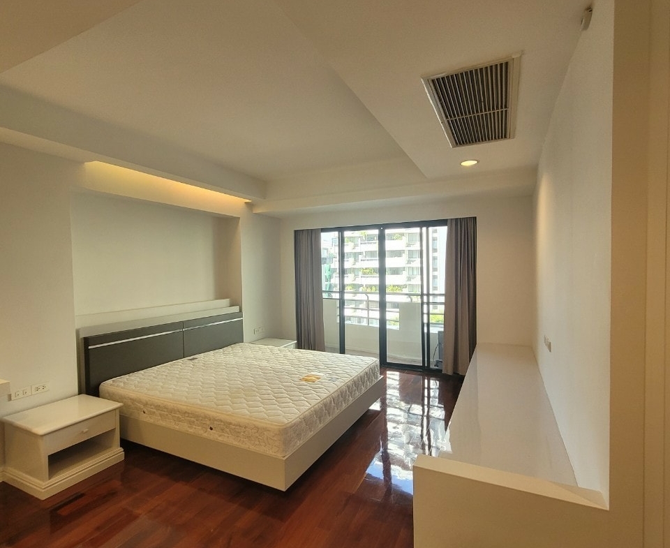 Spacious 3BR condo at Cosmo Villa Sukhumvit 12, 250 sqm, pet-friendly, city views, near BTS Asoke & MRT Sukhumvit. Rent: 70,000 THB/month. Contact us today!