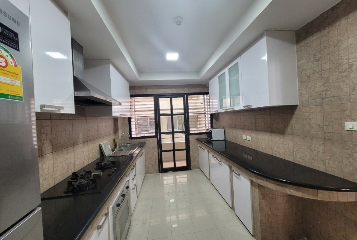 Spacious 3BR condo at Cosmo Villa Sukhumvit 12, 250 sqm, pet-friendly, city views, near BTS Asoke & MRT Sukhumvit. Rent: 70,000 THB/month. Contact us today!