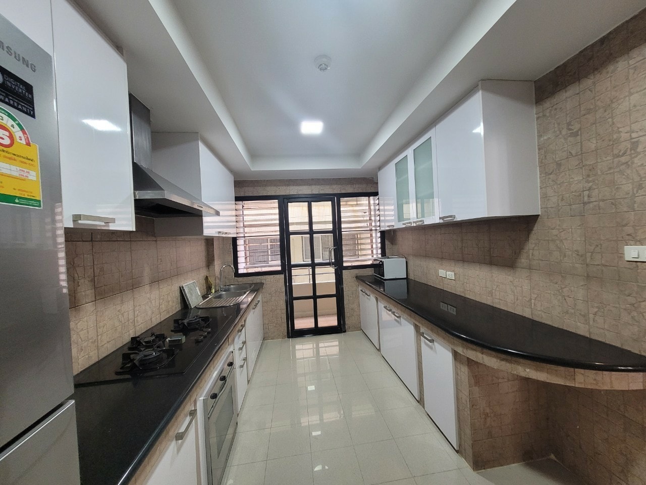 Spacious 3BR condo at Cosmo Villa Sukhumvit 12, 250 sqm, pet-friendly, city views, near BTS Asoke & MRT Sukhumvit. Rent: 70,000 THB/month. Contact us today!