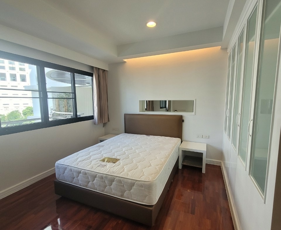 Spacious 3BR condo at Cosmo Villa Sukhumvit 12, 250 sqm, pet-friendly, city views, near BTS Asoke & MRT Sukhumvit. Rent: 70,000 THB/month. Contact us today!