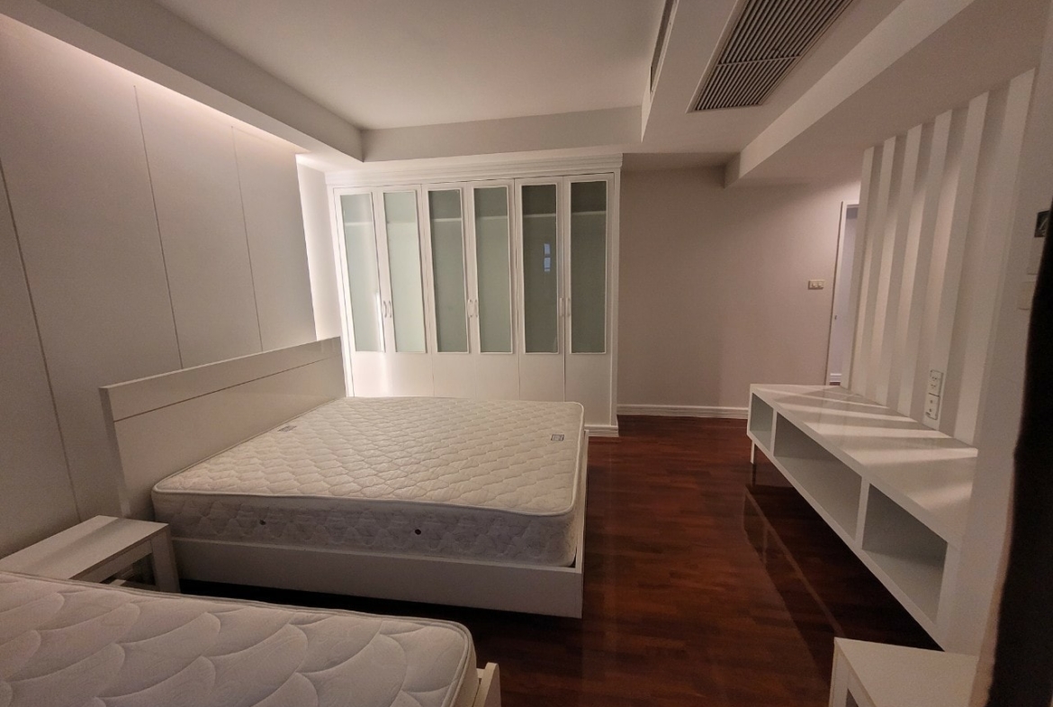 Spacious 3BR condo at Cosmo Villa Sukhumvit 12, 250 sqm, pet-friendly, city views, near BTS Asoke & MRT Sukhumvit. Rent: 70,000 THB/month. Contact us today!