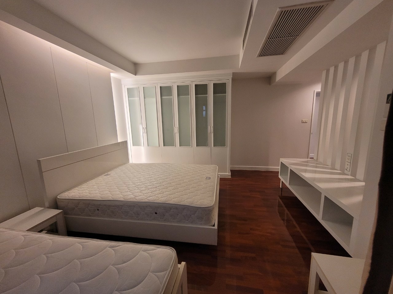 Spacious 3BR condo at Cosmo Villa Sukhumvit 12, 250 sqm, pet-friendly, city views, near BTS Asoke & MRT Sukhumvit. Rent: 70,000 THB/month. Contact us today!