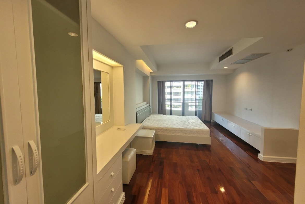 Spacious 3BR condo at Cosmo Villa Sukhumvit 12, 250 sqm, pet-friendly, city views, near BTS Asoke & MRT Sukhumvit. Rent: 70,000 THB/month. Contact us today!