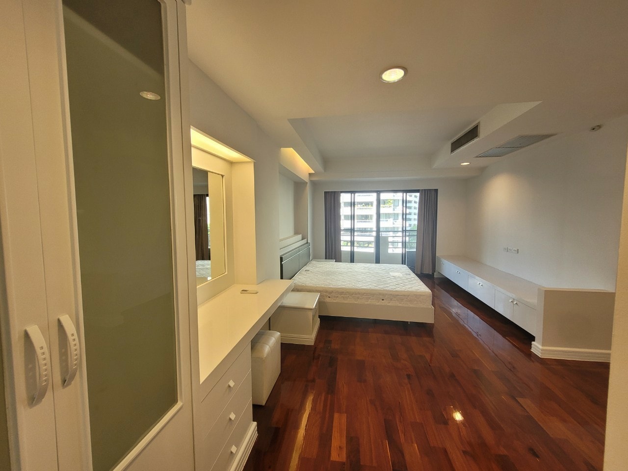 Spacious 3BR condo at Cosmo Villa Sukhumvit 12, 250 sqm, pet-friendly, city views, near BTS Asoke & MRT Sukhumvit. Rent: 70,000 THB/month. Contact us today!