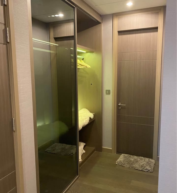 Luxury 1-bedroom apartment at The Esse at Singha Complex, 29th floor, 48 sqm. For rent at 42,000 THB/month or sale at 13.5M THB. Prime Asoke location.