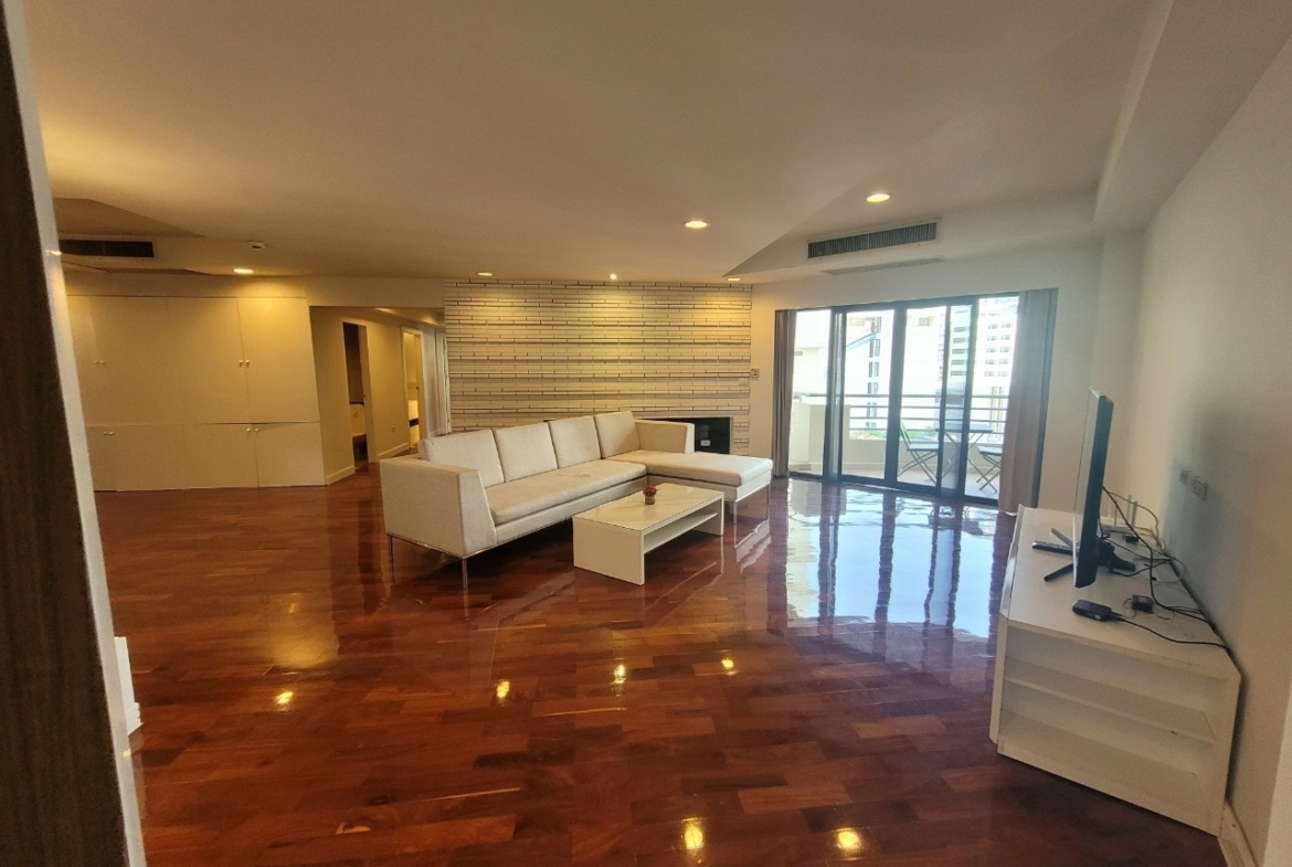 Spacious 3BR condo at Cosmo Villa Sukhumvit 12, 250 sqm, pet-friendly, city views, near BTS Asoke & MRT Sukhumvit. Rent: 70,000 THB/month. Contact us today!