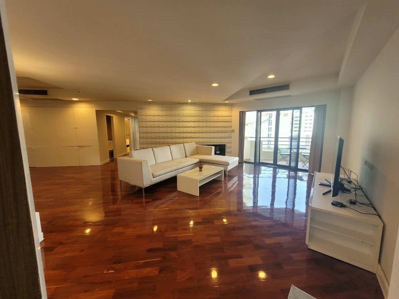 Spacious 3BR condo at Cosmo Villa Sukhumvit 12, 250 sqm, pet-friendly, city views, near BTS Asoke & MRT Sukhumvit. Rent: 70,000 THB/month. Contact us today!
