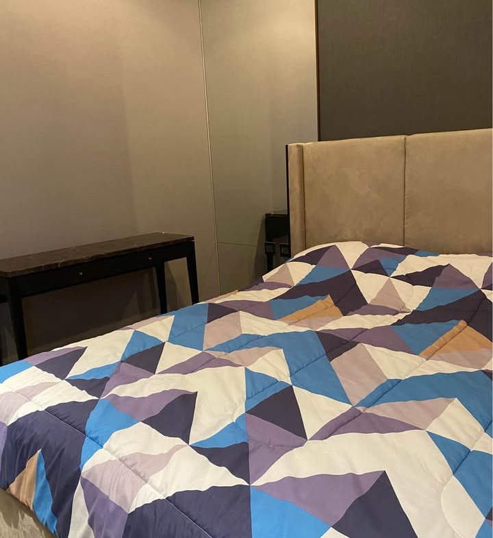 Luxury 1-bedroom apartment at The Esse at Singha Complex, 29th floor, 48 sqm. For rent at 42,000 THB/month or sale at 13.5M THB. Prime Asoke location.
