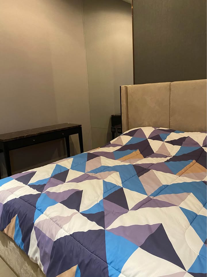 Luxury 1-bedroom apartment at The Esse at Singha Complex, 29th floor, 48 sqm. For rent at 42,000 THB/month or sale at 13.5M THB. Prime Asoke location.