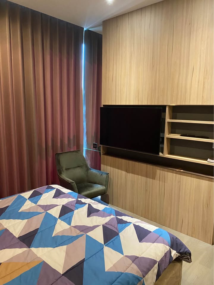 Luxury 1-bedroom apartment at The Esse at Singha Complex, 29th floor, 48 sqm. For rent at 42,000 THB/month or sale at 13.5M THB. Prime Asoke location.