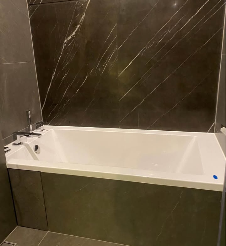 Luxury 1-bedroom apartment at The Esse at Singha Complex, 29th floor, 48 sqm. For rent at 42,000 THB/month or sale at 13.5M THB. Prime Asoke location.