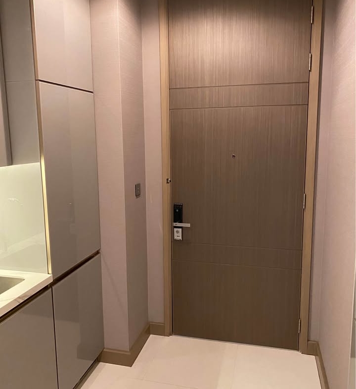Luxury 1-bedroom apartment at The Esse at Singha Complex, 29th floor, 48 sqm. For rent at 42,000 THB/month or sale at 13.5M THB. Prime Asoke location.
