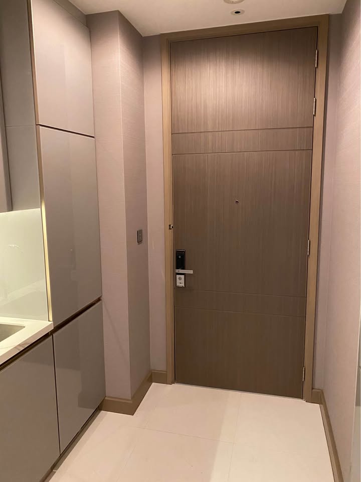 Luxury 1-bedroom apartment at The Esse at Singha Complex, 29th floor, 48 sqm. For rent at 42,000 THB/month or sale at 13.5M THB. Prime Asoke location.