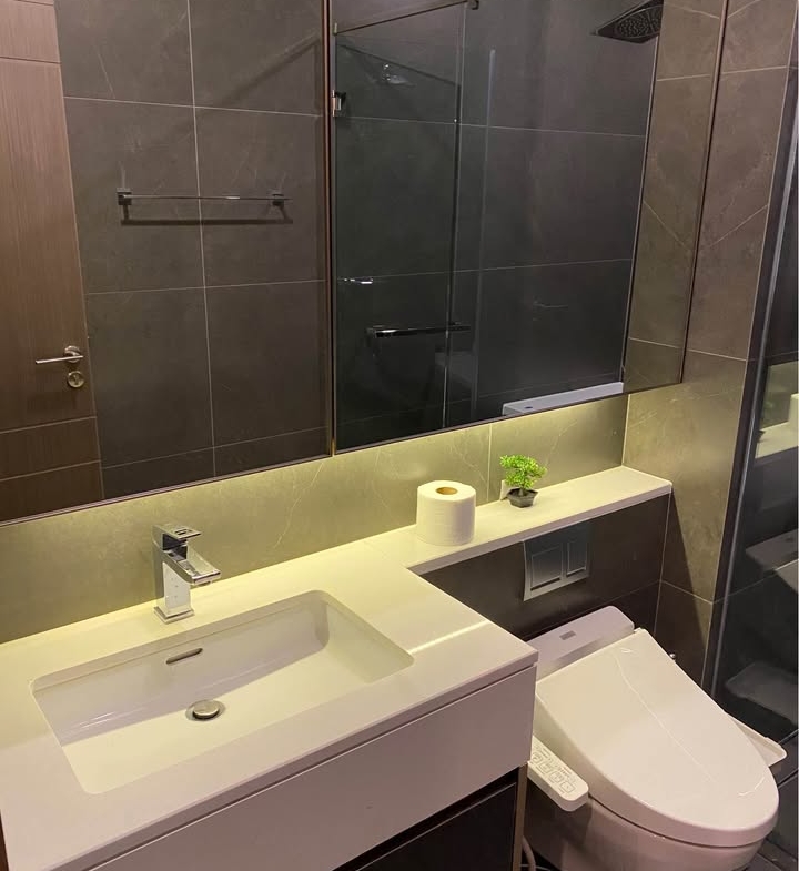 Luxury 1-bedroom apartment at The Esse at Singha Complex, 29th floor, 48 sqm. For rent at 42,000 THB/month or sale at 13.5M THB. Prime Asoke location.