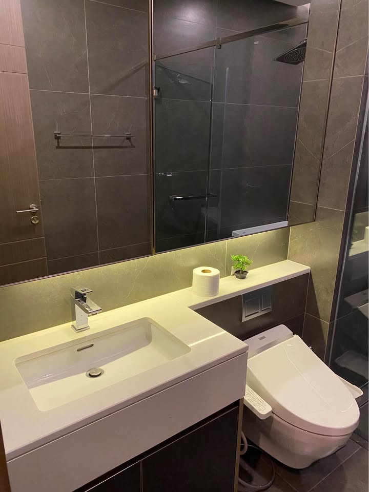 Luxury 1-bedroom apartment at The Esse at Singha Complex, 29th floor, 48 sqm. For rent at 42,000 THB/month or sale at 13.5M THB. Prime Asoke location.
