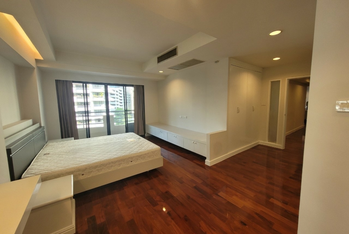 Spacious 3BR condo at Cosmo Villa Sukhumvit 12, 250 sqm, pet-friendly, city views, near BTS Asoke & MRT Sukhumvit. Rent: 70,000 THB/month. Contact us today!
