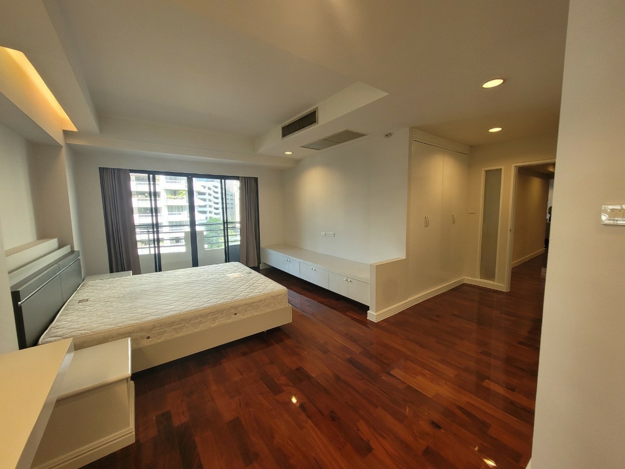 Spacious 3BR condo at Cosmo Villa Sukhumvit 12, 250 sqm, pet-friendly, city views, near BTS Asoke & MRT Sukhumvit. Rent: 70,000 THB/month. Contact us today!