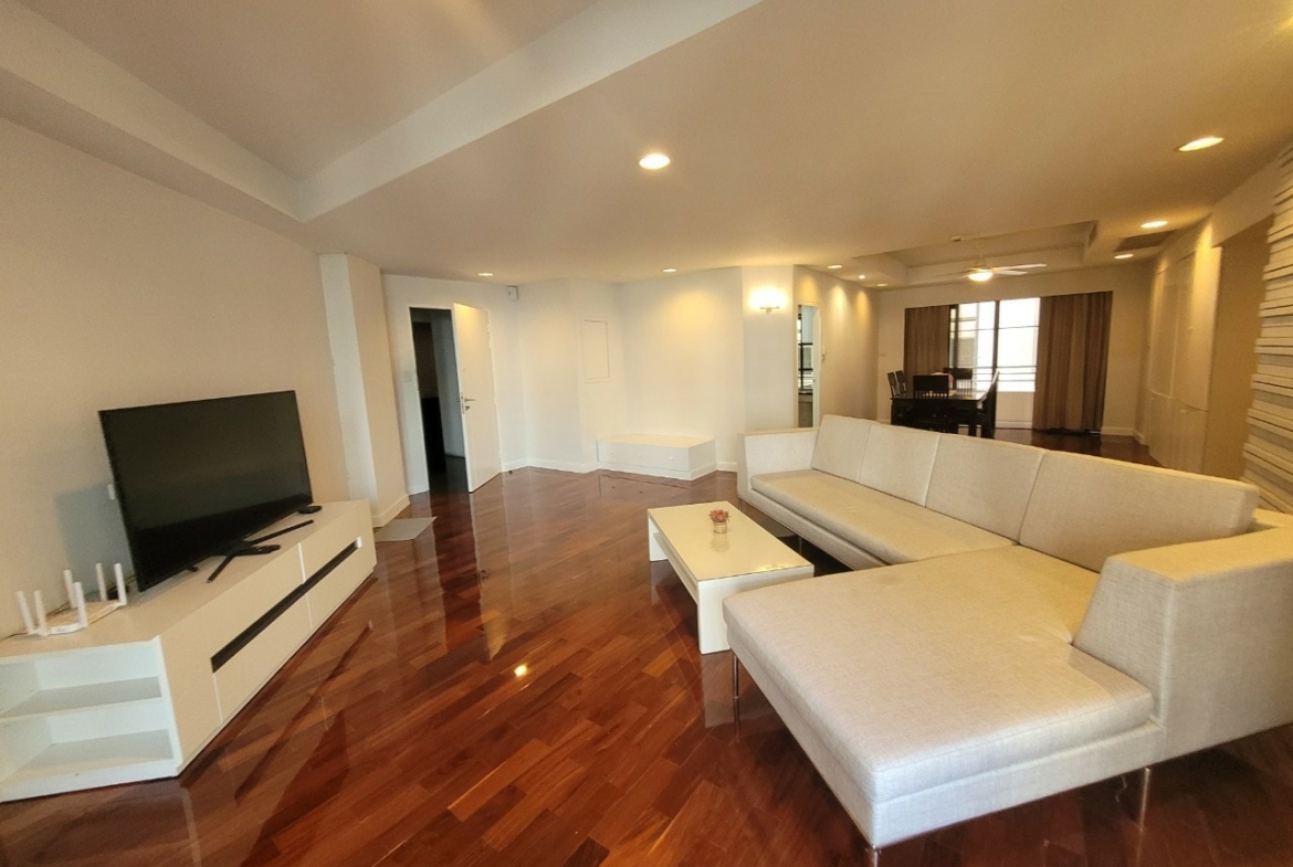 Spacious 3BR condo at Cosmo Villa Sukhumvit 12, 250 sqm, pet-friendly, city views, near BTS Asoke & MRT Sukhumvit. Rent: 70,000 THB/month. Contact us today!