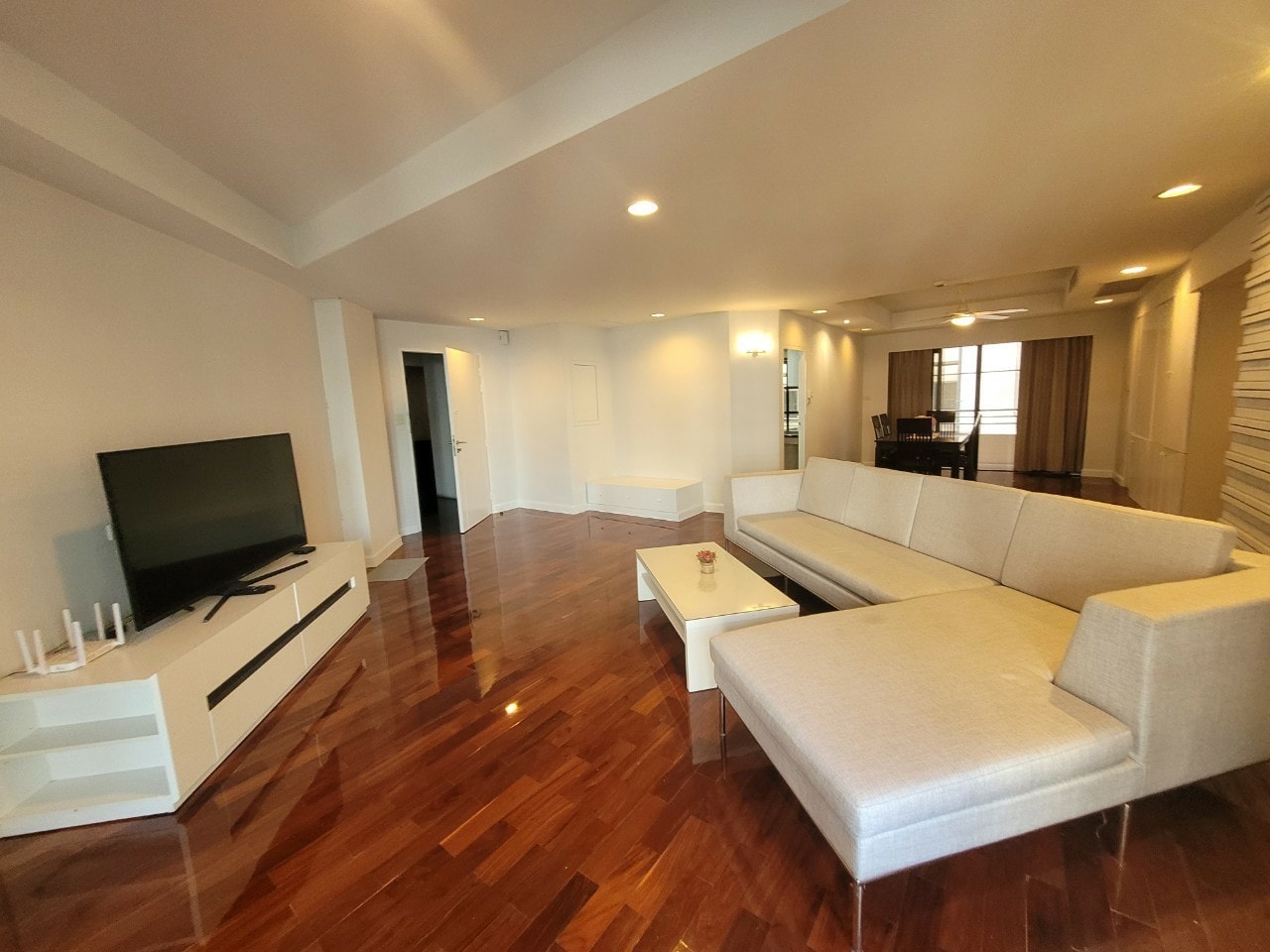 Spacious 3BR condo at Cosmo Villa Sukhumvit 12, 250 sqm, pet-friendly, city views, near BTS Asoke & MRT Sukhumvit. Rent: 70,000 THB/month. Contact us today!