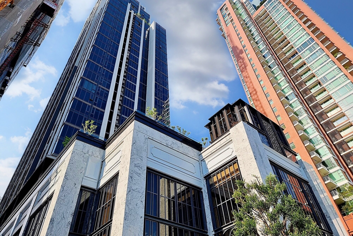 Luxurious 2-bedroom condo for rent at Hyde Heritage Thonglor, 80 sqm on the 21st floor, fully furnished, near BTS Thonglor. Rent: 130,000 THB/month