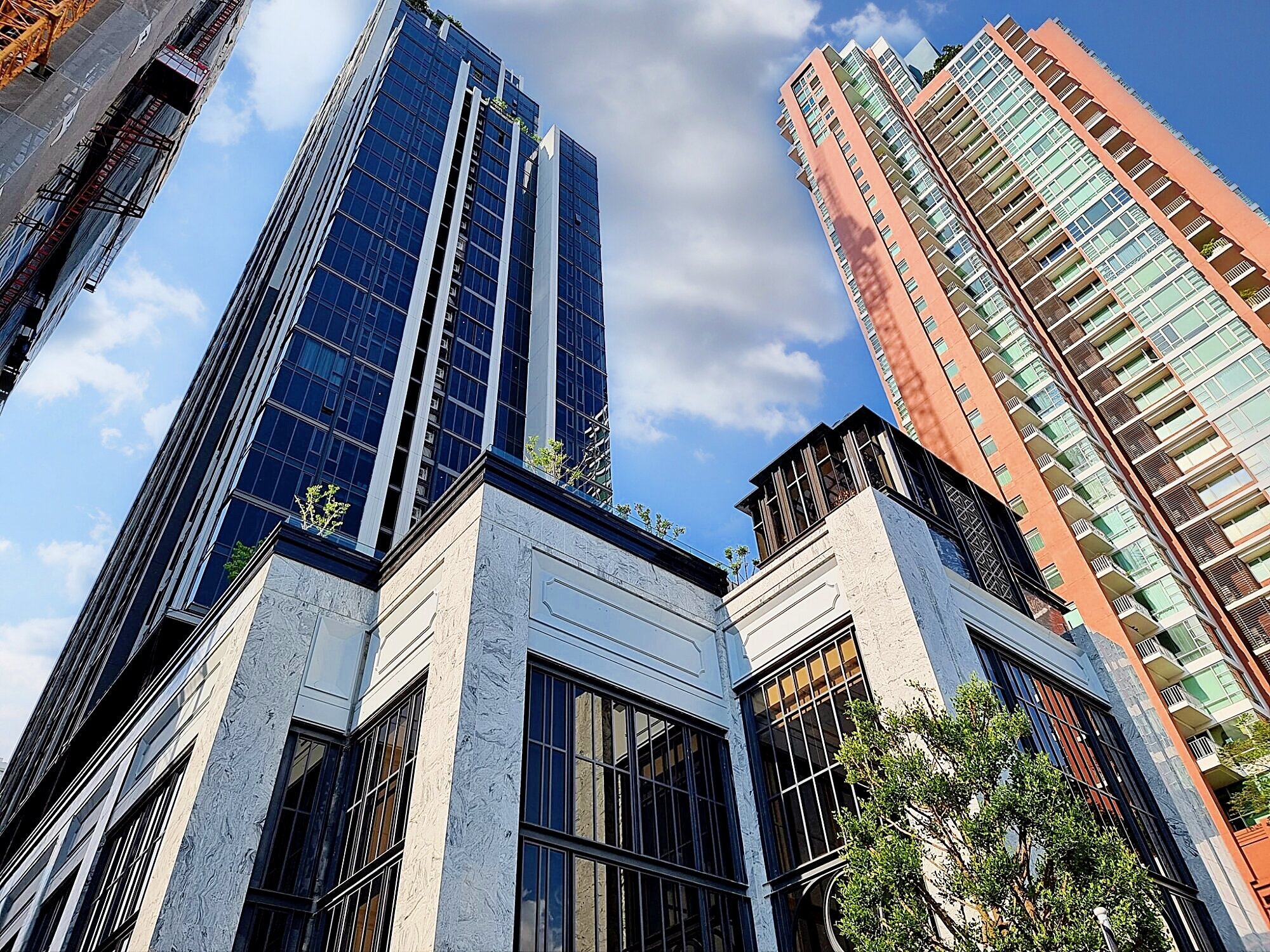 Luxurious 2-bedroom condo for rent at Hyde Heritage Thonglor, 80 sqm on the 21st floor, fully furnished, near BTS Thonglor. Rent: 130,000 THB/month