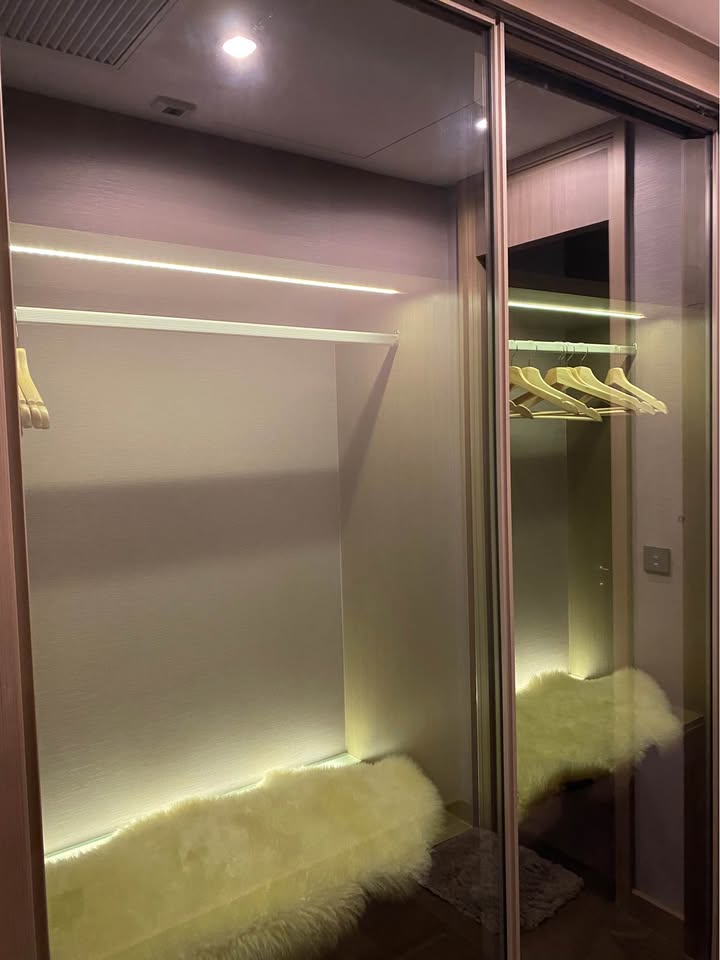 Luxury 1-bedroom apartment at The Esse at Singha Complex, 29th floor, 48 sqm. For rent at 42,000 THB/month or sale at 13.5M THB. Prime Asoke location.
