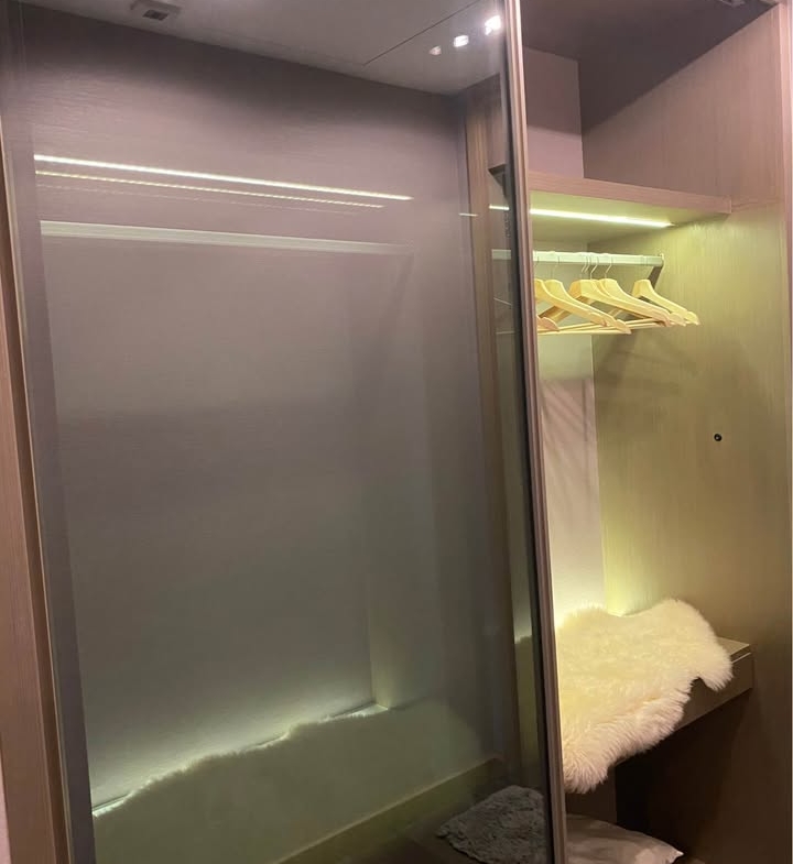 Luxury 1-bedroom apartment at The Esse at Singha Complex, 29th floor, 48 sqm. For rent at 42,000 THB/month or sale at 13.5M THB. Prime Asoke location.