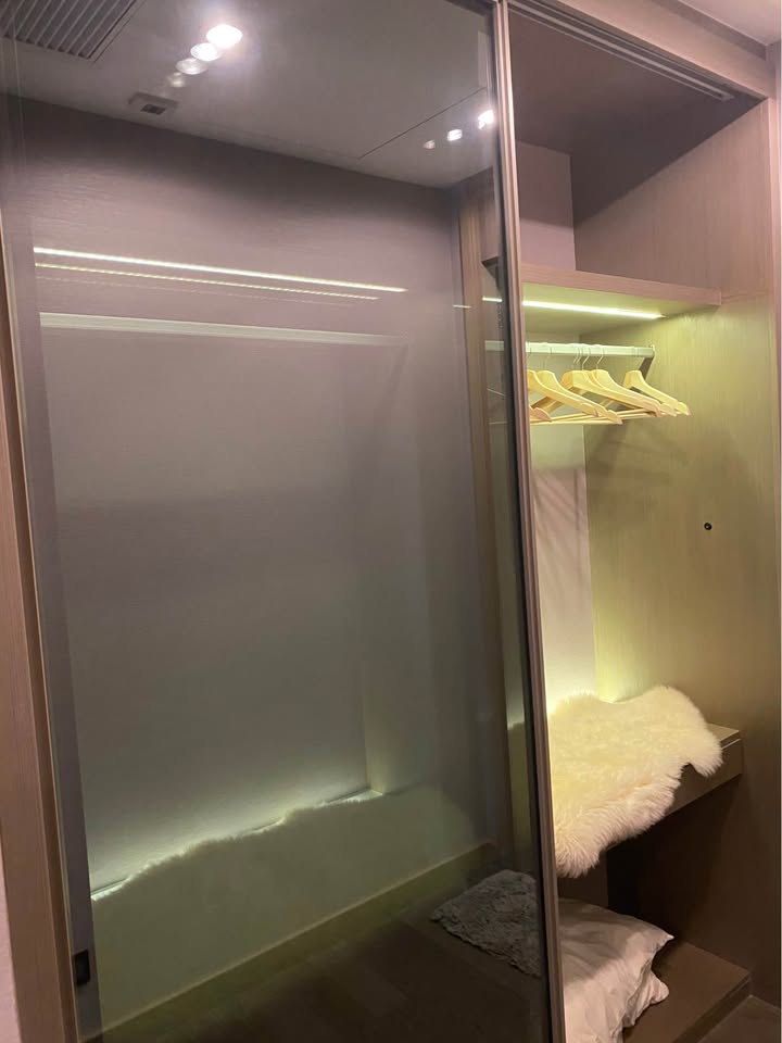 Luxury 1-bedroom apartment at The Esse at Singha Complex, 29th floor, 48 sqm. For rent at 42,000 THB/month or sale at 13.5M THB. Prime Asoke location.