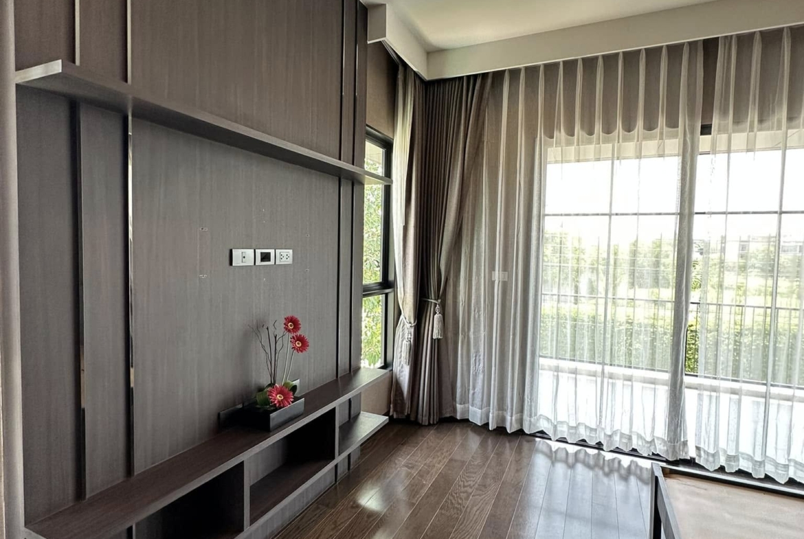 Luxurious 4-bedroom house for sale 18,000,000 THB at Setthasiri Pattanakarn, 226 sqm, near BTS On Nut. Modern amenities and prime location