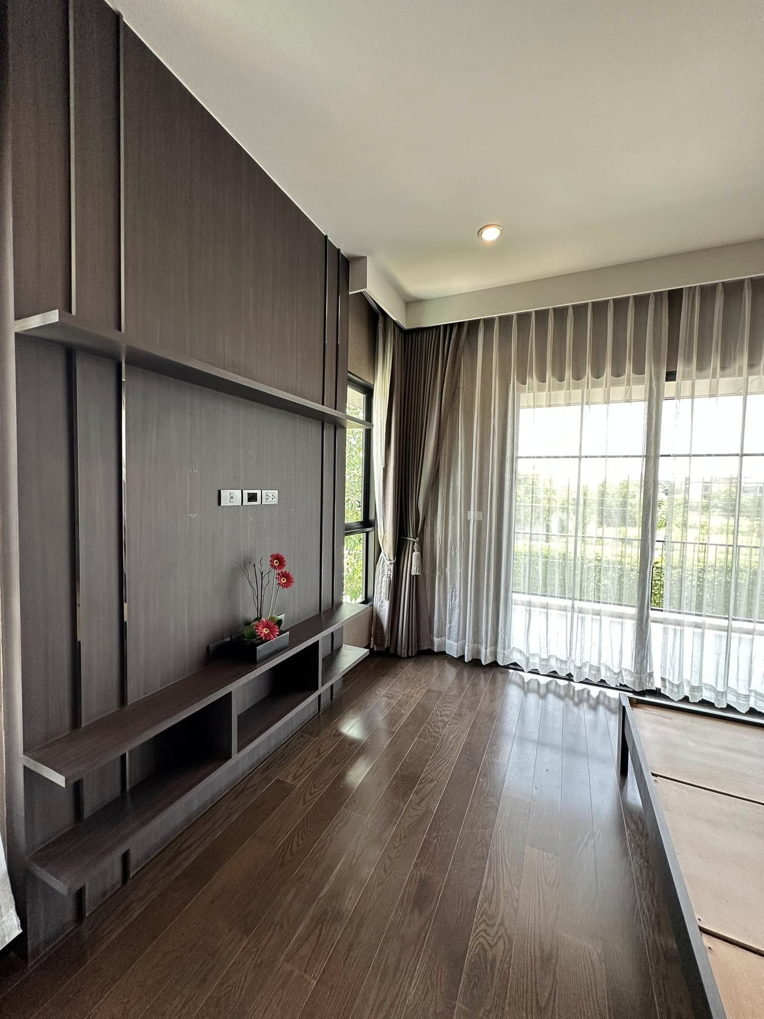 Luxurious 4-bedroom house for sale 18,000,000 THB at Setthasiri Pattanakarn, 226 sqm, near BTS On Nut. Modern amenities and prime location