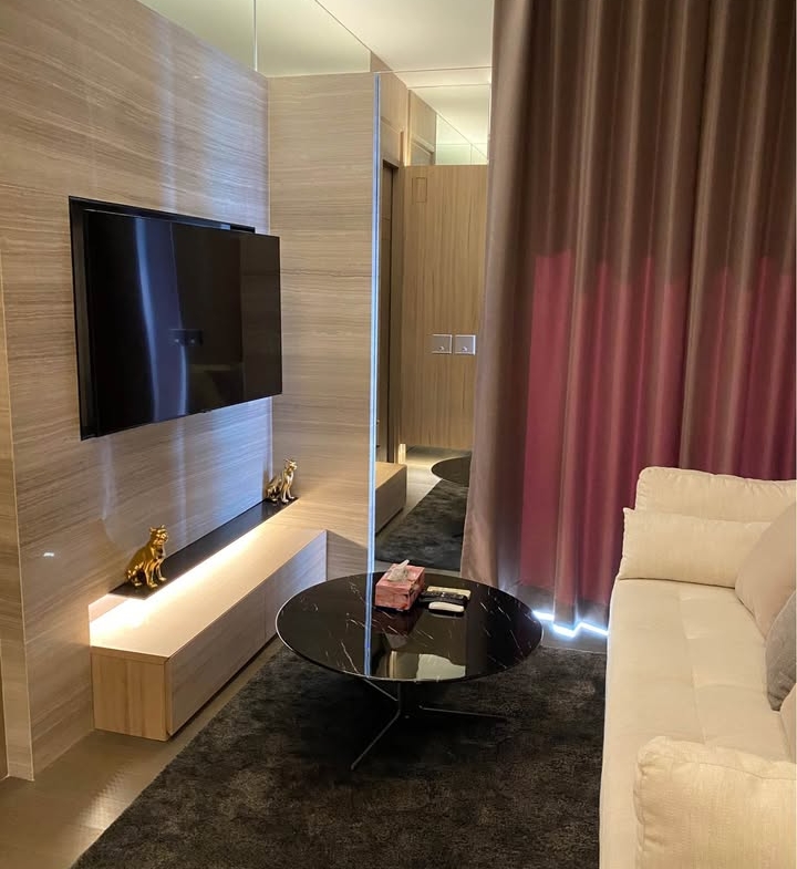 Luxury 1-bedroom apartment at The Esse at Singha Complex, 29th floor, 48 sqm. For rent at 42,000 THB/month or sale at 13.5M THB. Prime Asoke location.